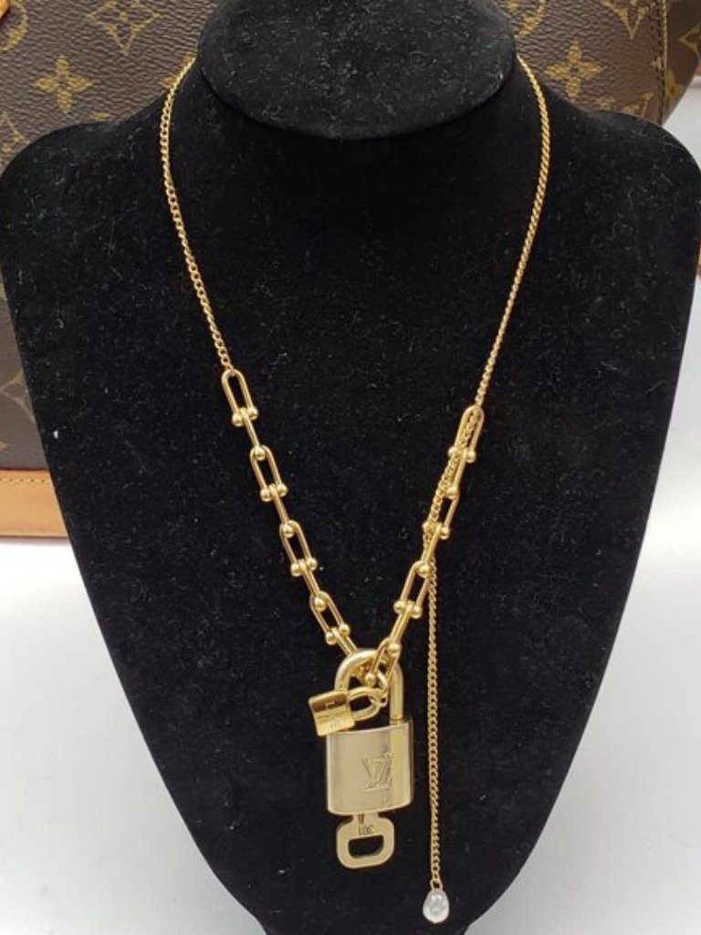 Authentic Louis Vuitton Lock & Key W/ Unbranded Gold Plated Gold Horseshoe Chain